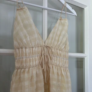 Gul sommarklänning - Jättefin gul sommarklänning i gingham. Använd 2 gånger så mycket fint skick.