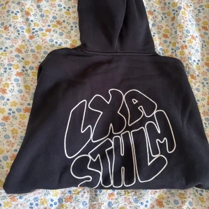 Hoddie lxa - Halv sliten, använd hoddie från Linn ahlborg märke 