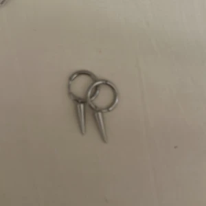 Örhängen - Säljer dessa silver örhängena med nitar från Edblad! De är oanvända i och med att jag endast använder guld smycken. 💕