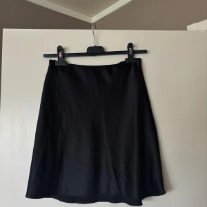 Svart satinlångkjol från chiquelle stl S - Svart satinkjol från chiquelle stl S. Använd endast 1 gång så i fint skick! Inget att anmärka på. 