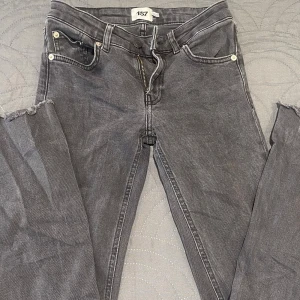Svarta bootcut jeans från 157 - Snygga grå jeans från 157 med bootcut-modell och råa kanter nertill. Klassisk femficksdesign, dragkedja och knapp framtill. Jeansen har en mörkgrå tvätt och är tillverkade i jeansmaterial med en skön passform.