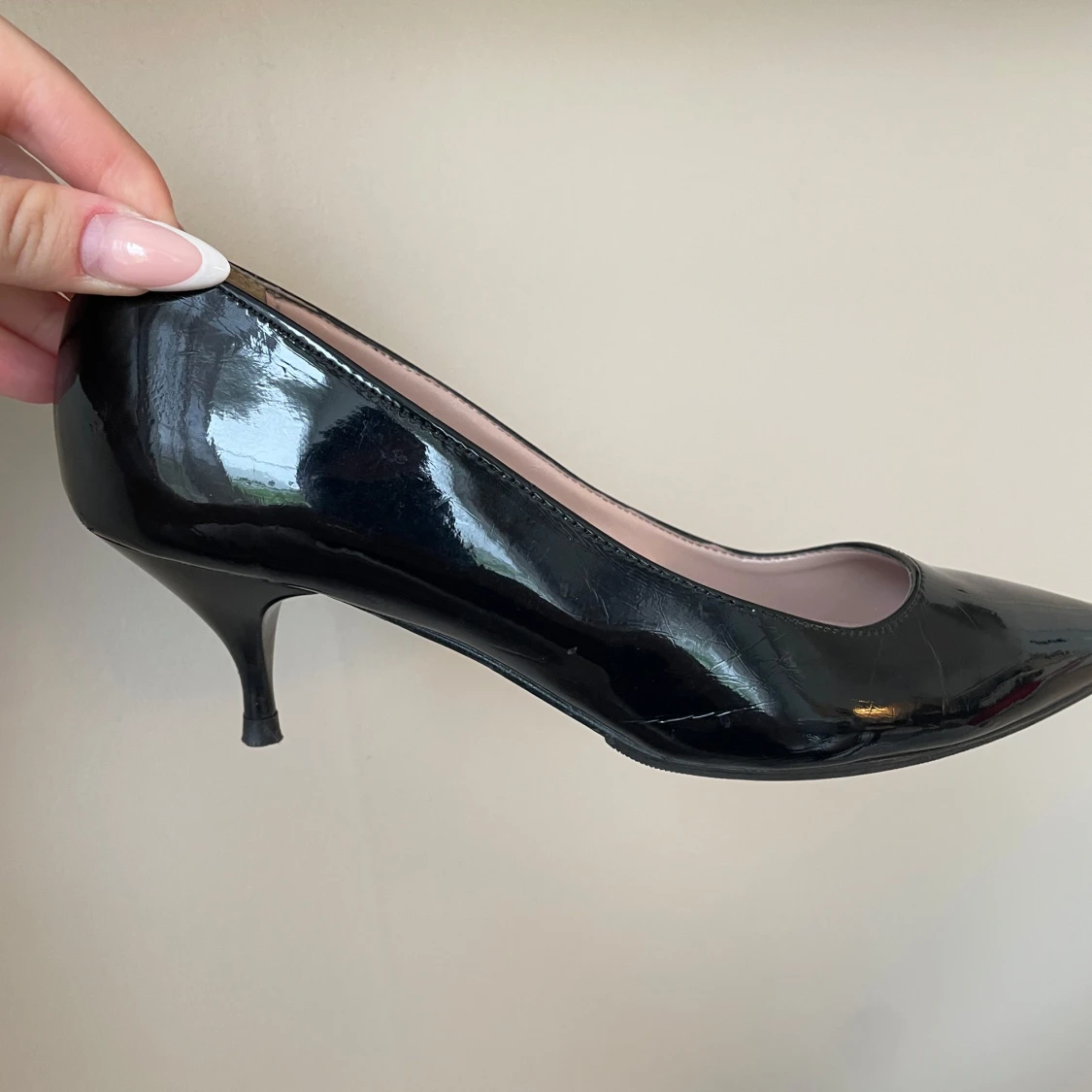 Svarta lackpumps med spetsig tå - 2