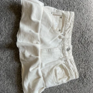 Vit jeans kjol med volang   - Egen sydd volang kjol från Gina Tricot  jeans i storlek xs. Supersnygg och perfekt till sommaren! Aldrig använd kjol men jeansen är det.