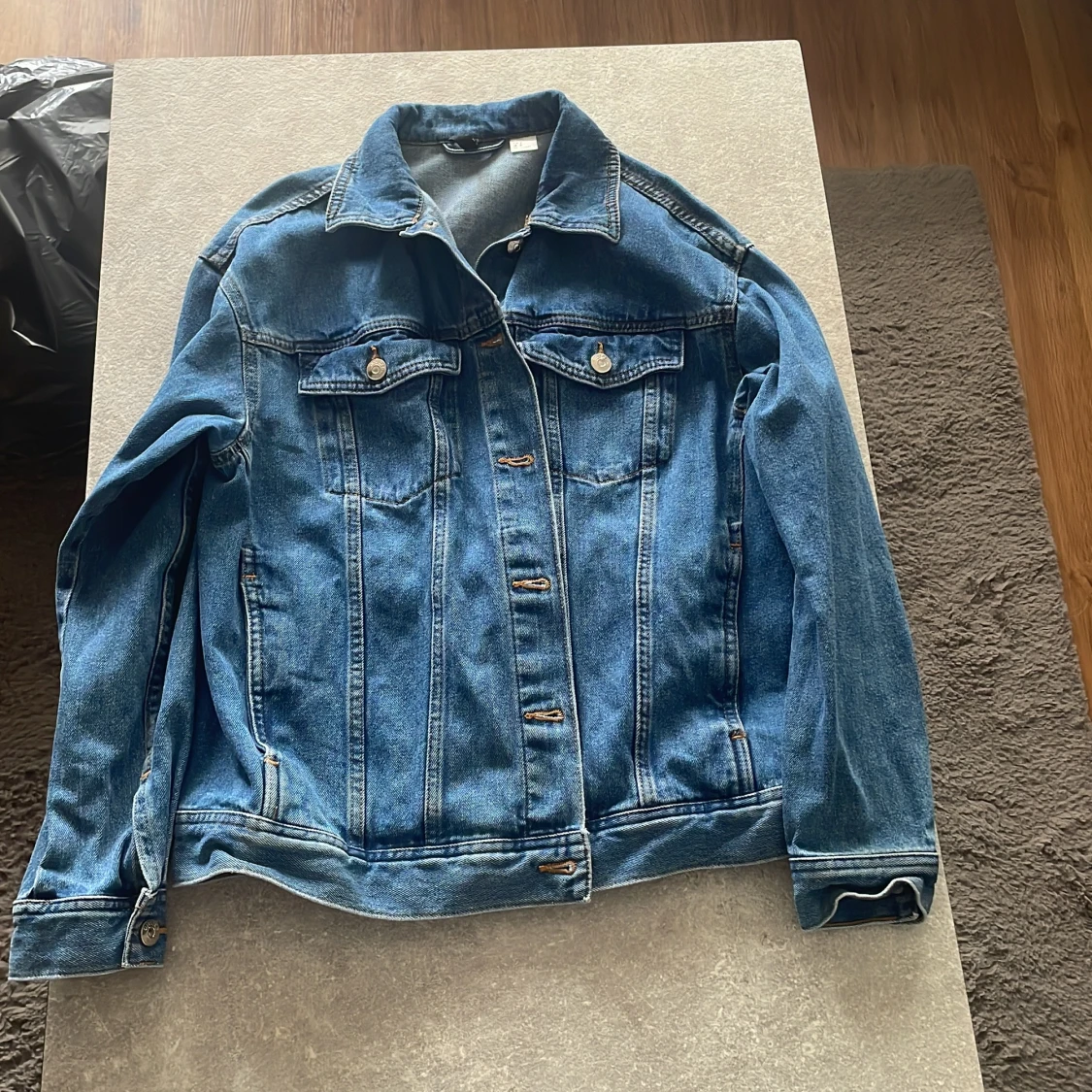 Klassisk blå jeansjacka