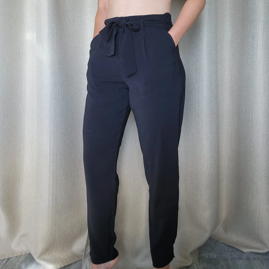 Svarta kostymbyxor med knyt i midjan