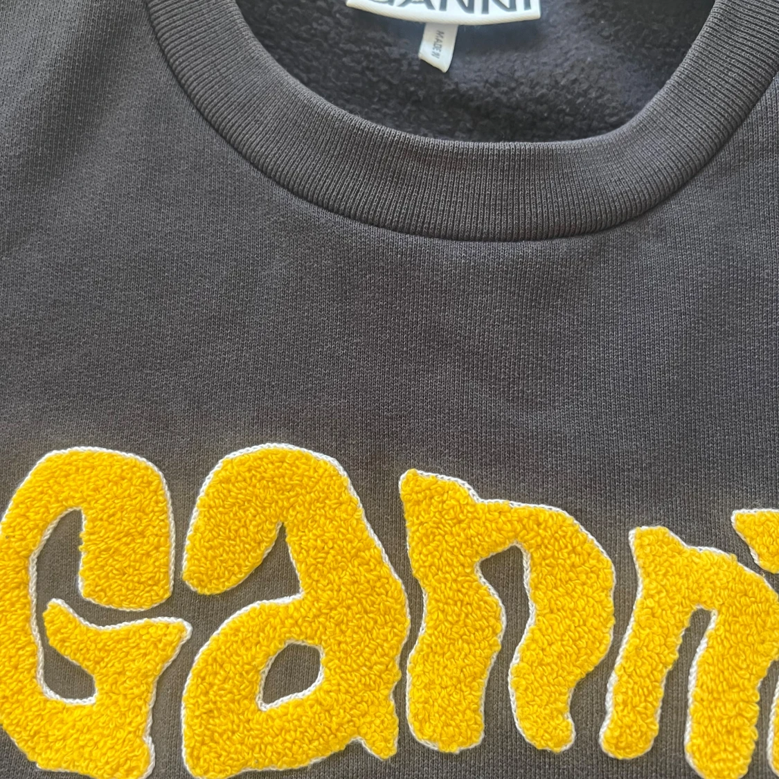 Svart Ganni sweatshirt med gul logga - 2