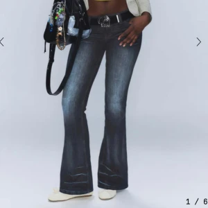 Mörkblå bootcut jeans Cheapo Monday - Snygga mörkblå bootcut jeans från Cheap Monday. Storlek 30/32, liten i storleken motsvarar S. Köpte i våras. Slitet nedtill men annars bra skick💕helt slutsålda 