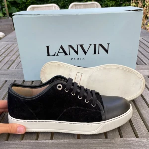 Lanvin skor (nyskick)  - Hej! Säljer nu dessa sjukt snygga Lanvin skor. Skorna är i nytt skick, använda en gång! Vi rekommenderar att gå ner en storlek. Har ett begränsat antal boxar och dustbag! Hör gärna av dig vid frågor 
