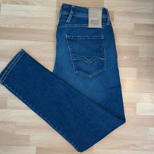 👖 Snygga Replay Anbass Hyperflex Jeans 👖 -  👖 Snygga Replay Anbass Hyperflex Jeans 👖  *   Färg: Mörkblå tvätt 💙 *   Detaljer: Klassiska kontrastsömmar och coola detaljer på bakfickorna ✨ *   Passform: Slim fit med smala ben 👌 *   Material: Slitstarkt och stretchigt bomullsjeans 🧵 *   Komfort: Riktigt sköna och stretchiga! 😌  Perfekta för dig som älskar stilrena och tidlösa jeans. 💯 Tveka inte att höra av dig om du har några frågor! 😉