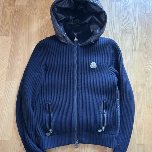 moncler cardigan - säljer denna unika moncler cardiganen för ett bra pris, såklart äkta men gammal modell och gamla tags. skciket är super förutom ena defekten på armen, men inget hål| storlek s| skick 8/10| nypris långt över 10 k