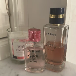 La Rive parfym duo -   Säljer dessa två perfymer då dem inte passar mig i doften. La rive Give me love är i nytt sick då jag knappast använt den!  La rive her choice är fylld till hälften. Därför säljer jag båda för 20 kr plus frakt. Två parfymer från La Rive: 'Give Me Love' i en rund flaska med glittrig rosa kork och ljusrosa vätska, samt 'Her Choice' i en rektangulär flaska med marinblå och guldig kork och persikofärgad vätska. Båda är Eau de Parfum och har stilrena glasflaskor. 