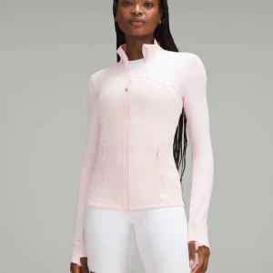 Lululemon ljus rosa define jacka och shorts - Storlek 2, använt ett par gånger men i jätte bra skick!