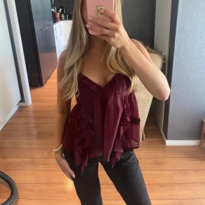 Fest topp - Oanvänd snygg fest topp från bikbok i storlek S!