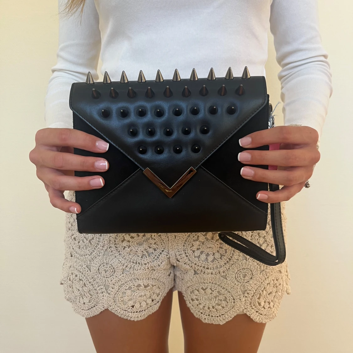 Svart kuvertväska med nitar - 1