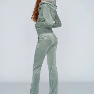 Mjukisset Juicy Couture - Ljusgröna mjukisbyxor och zip tröja från Juicy Couture i mjuk velour. Bara byxorna- 500, bara tröjan-500, hela settet- 950
