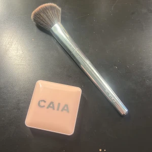 CAIA blush och sminkborste - Säljer ett CAIA blush i pink lemonade tillsammans med en CAIA sminkborste med silvrigt handtag och mjuka borst. Borsten heter F06. Borsten passar perfekt till blushen, jag köpte dom ihop. Pris går att diskuteras vid snabb affär.