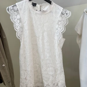 Blus från pieces - Supersöt blus från pieces som tyvärr inte kommer till användning, jättefina detaljer ❤️ inga defekter 