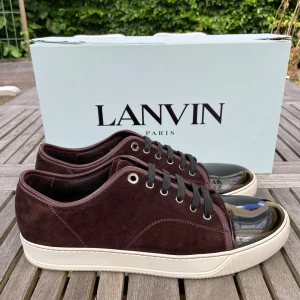 Lanvin skor(nyskick) - Hej! Säljer nu dessa sjukt snygga Lanvin skor. Skorna är i nytt skick! Vi rekommenderar att gå ner en storlek. Har ett begränsat antal boxar och dustbag! Hör gärna av dig vid frågor 