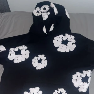Denim tears hoodie - Svart denim tears hoodie med vita blommor. Storlek L och pris kan diskuteras 