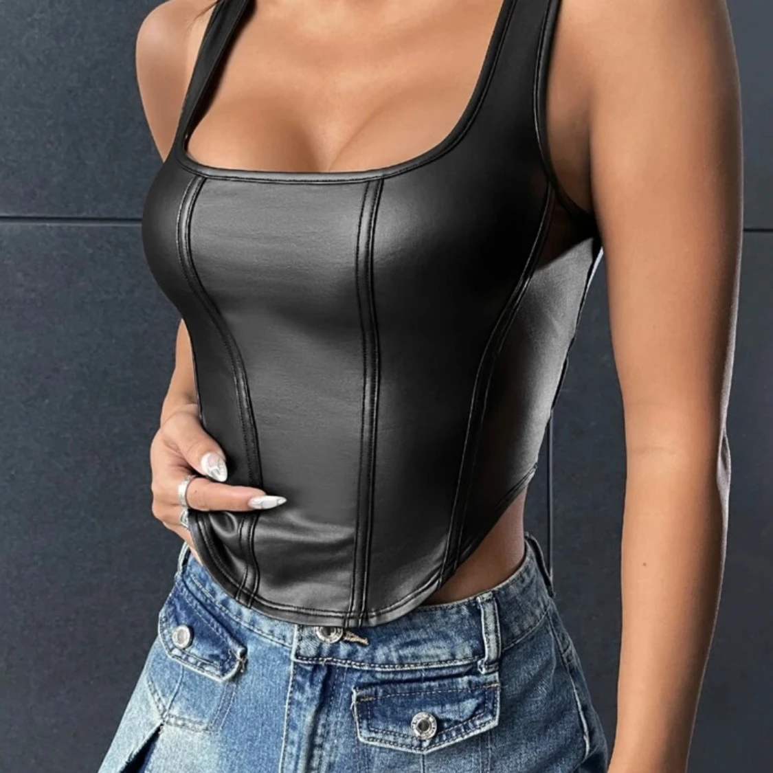 Svart korsett-topp i skinnimitation - 1