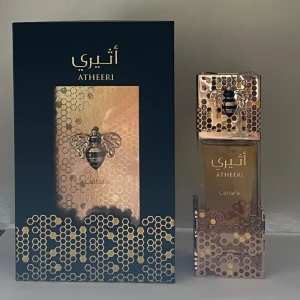 Lattafa Atheeri  - Lattafaw Atheeri är en ny parfym som  lanserades 2025 . Den är inspirerad av Gucci flora gorgeous orchid Top notes are Passion Flower and Dew Drop; middle notes are Orchid and Jasmine; base notes are Vanilla and Amberwood.  100ml flaska. Se bild för mängd kvar! 