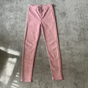 Ljusrosa skinny jeans - Säljer ett par snygga ljusrosa jeans från Zara. Jeansen har en smal passform, raka ben och är högmidjade. Stygnen har gått upp lite på ena fickan (se bild 3), men annars är de i bra skick. Endast använda ett fåtal gånger 😊
