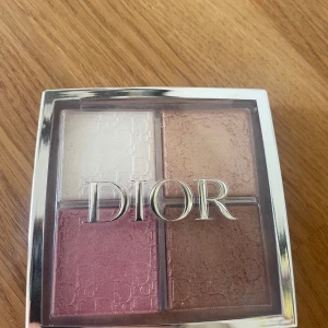 Dior Glow Face Palette 4 nyanser - Dior Glow Face Palette med fyra skimrande nyanser: pärlvit, champagne, rosé och brons. Perfekt för att highlighta och ge glow till ansiktet. Lyxig fyrkantig dosa med spegel och silverdetaljer. Pressat puder med Dior-logga i varje ruta.