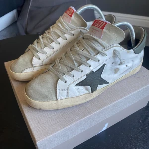 Golden Goose Superstar skor  - Säljer dessa feta Golden goose superstar skor i storlek 41 (innersulan är 27cm vilket motsvarar storlek 42). Det finns tecken på användning (bild 5). Skorna kan passa upp till 42-42,5. Tveka inte att kontakta mig via funderingar eller frågor!