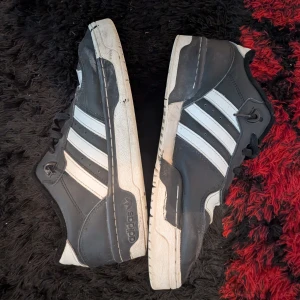 Svartvita Adidas sneakers - Klassiska Adidas sneakers i svart och vit. Jätte hållbara och bekväma, de är använda lite men ser väldubra ut. Det är inte sönder eller så. Nypris 1399 kr.