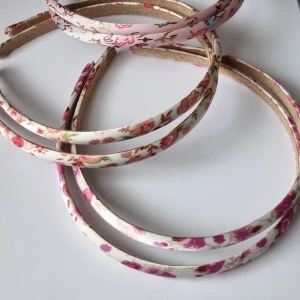Blommiga hårband - Flera smala diadem med blommigt mönster i rosa. 1st-10kr 