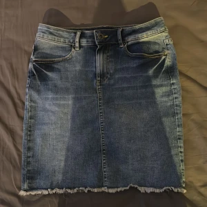 Jeanskjol  - Säljer en blå jeanskjol från Pieces i storlek XS. 