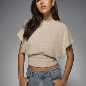 Beige stickad tröja - Snygg beige stickad tröja, aldrig andvänd💗
