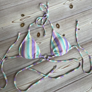 Bikini från Hunkemöller - Söt bikinitopp från Hunkemöller med flera band. Knappt använd men dock är den lite smutsig på insidan. En pärla saknas till ett band