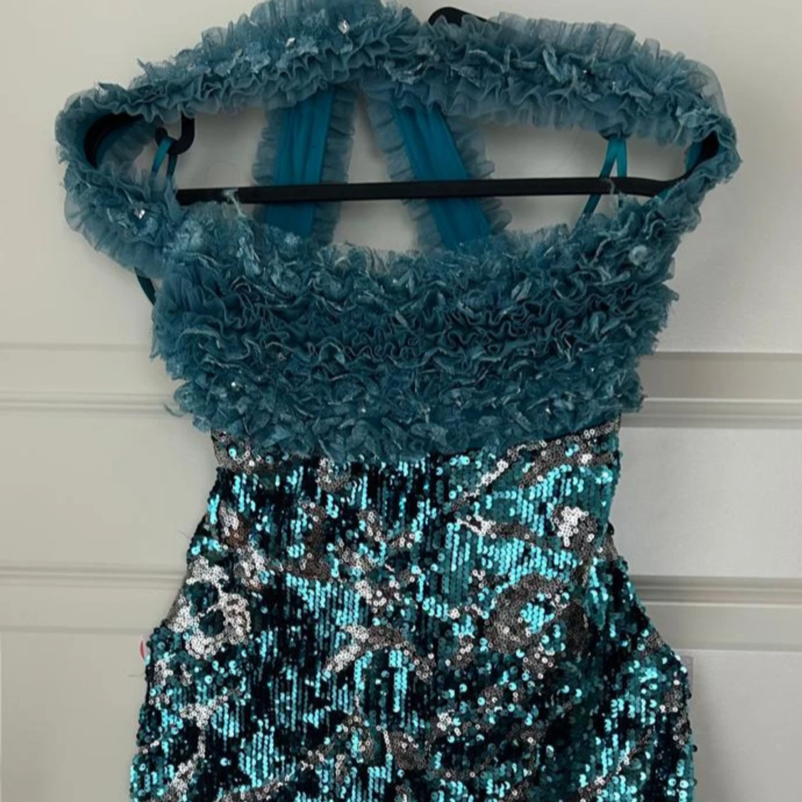 Glittrig blå långklänning från Invito - 2