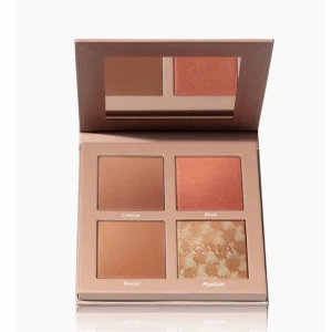 CAIA Face Palette Classy - Säljer en ansiktspaletten Classy från CAIA med fyra puder: contour, bronzer, rouge och highlighter i guld. Paletten har spegel i locket och stilren design i matt beige kartong. Säljer pga att jag har så mycket smink redan. Nästan nyskick, men highlightern har en liten skråma som syns på bild. Nypris: 495 kr❤️❤️