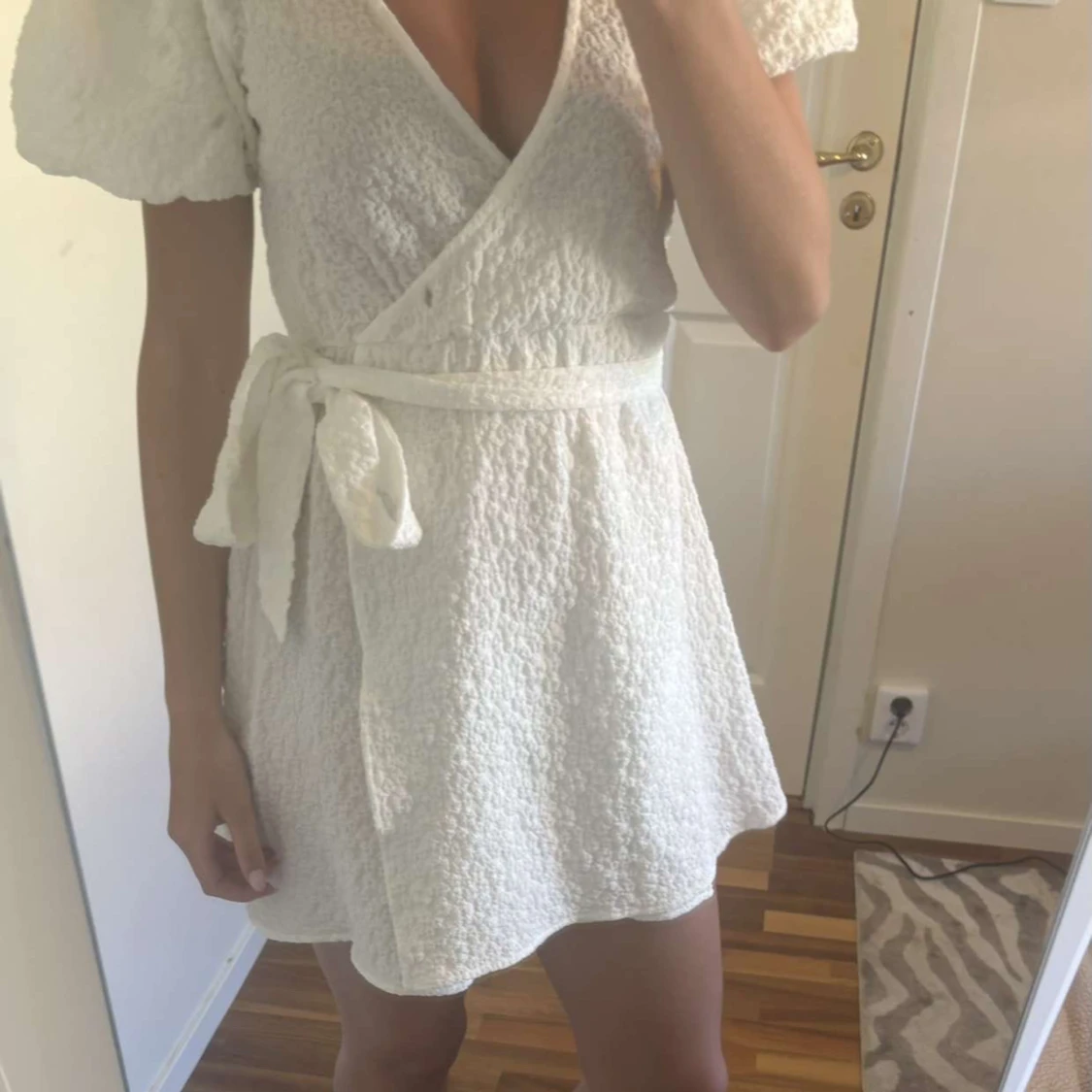 Vit omlottklänning med puffärm - 2