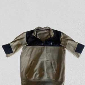 Polo Ralph lauren half zip  - Snygg grå tröja från Polo Ralph Lauren med marinblå detaljer på axlar och ärmar. Half zip framtill, klassisk krage och stor magficka. Ikoniska Polo-loggan broderad på bröstet. Storlek S/M priset går såklart att diskutera vid snabb affär!