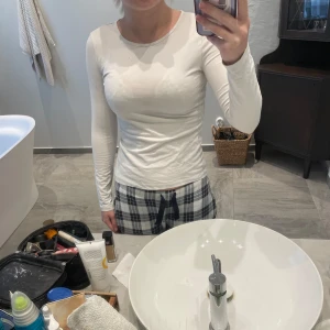 Långärmad tröja  - En långärmad tröja från lindex i storlek 146/152. Har två små fläckar på magen och en större + ett litet hål i armen (se bild)