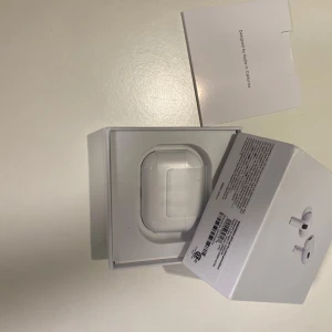  Air=Pods - De är knappt anäcnda och fräscha. Allt ingår förutom laddaren! Hör av er vid mer information :)