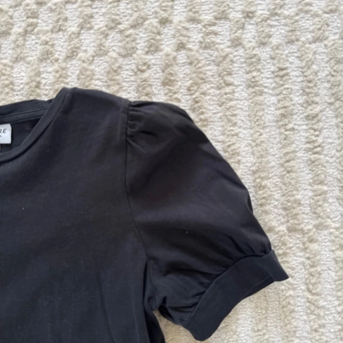 Svart topp med puffärm från Aware - 1