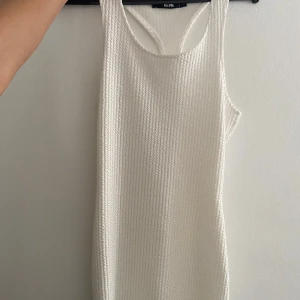 Vit ribbad kortklänning från Bik Bok - Säljer en vit ribbad kortklänning från Bik Bok i storlek XS. Inte använd