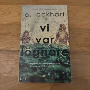 Vi var lögnare - En hyllad och oförglömlig roman om hemligheter, tragedi och vänskap. Perfekt för dig som gillar spänning, oväntade vändningar och starka känslor. En bok som håller dig fast till sista sidan och lämnar dig med en känsla av wow. Har lite skavanker på sidorna men annars inget fel 