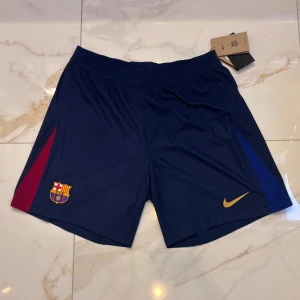 Barcelona shorts - Storlek XL men passar M och L. Riktigt sköna och hållbara shorts