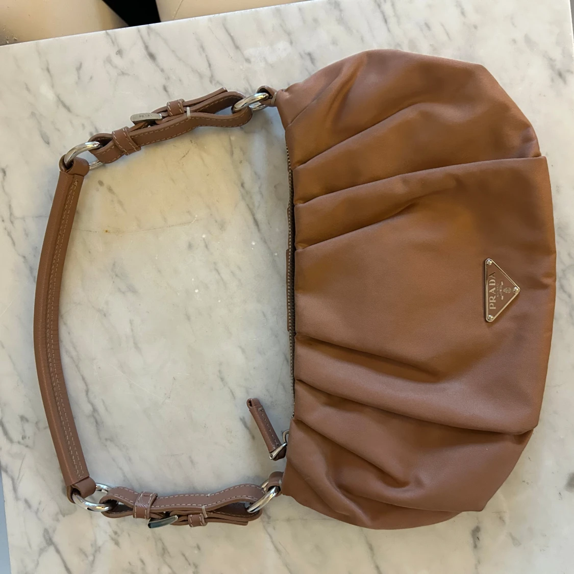 Beige axelväska från Prada med detaljer - 1