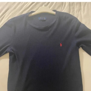 Mörkblå tröja från Polo Ralph Lauren - En riktig snygg mörkblå Ralph lauren tröja i ett väldigt gott skick! Riktigt skön och fungerar i alla stunder. Skriv om du har frågor eller förhandlingar. 