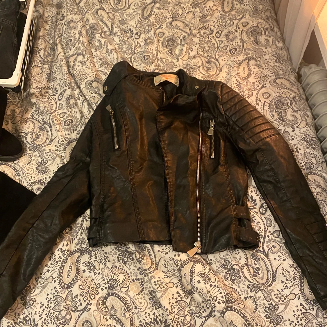 Svart skinnjacka med dragkedjor - 2