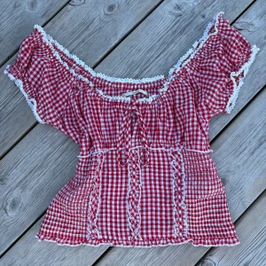 Rutig blus - Rutig blus med croppad passform från Urban Outfitters i Köpenhamn.  Storleken är M men skulle även säga att den passar S🌟