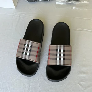 Burberry Tofflor - Finns svarta också 