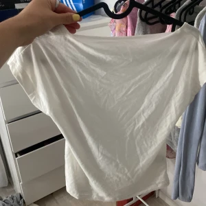 Öppenrygg - Snygg tröja med öppen rygg! Från Shein storlek M. Köpt på Vinted! Säljer en likadan i svart!💗