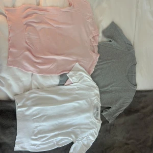 Stickade T-shirts från Zara - Säljer tre stickade basic t-shirts från Zara i färgerna vit, ljusrosa och grå. Säljer styckvis eller alla tillsammans!💗 1st=100kr 2st=180kr 3st=270kr
